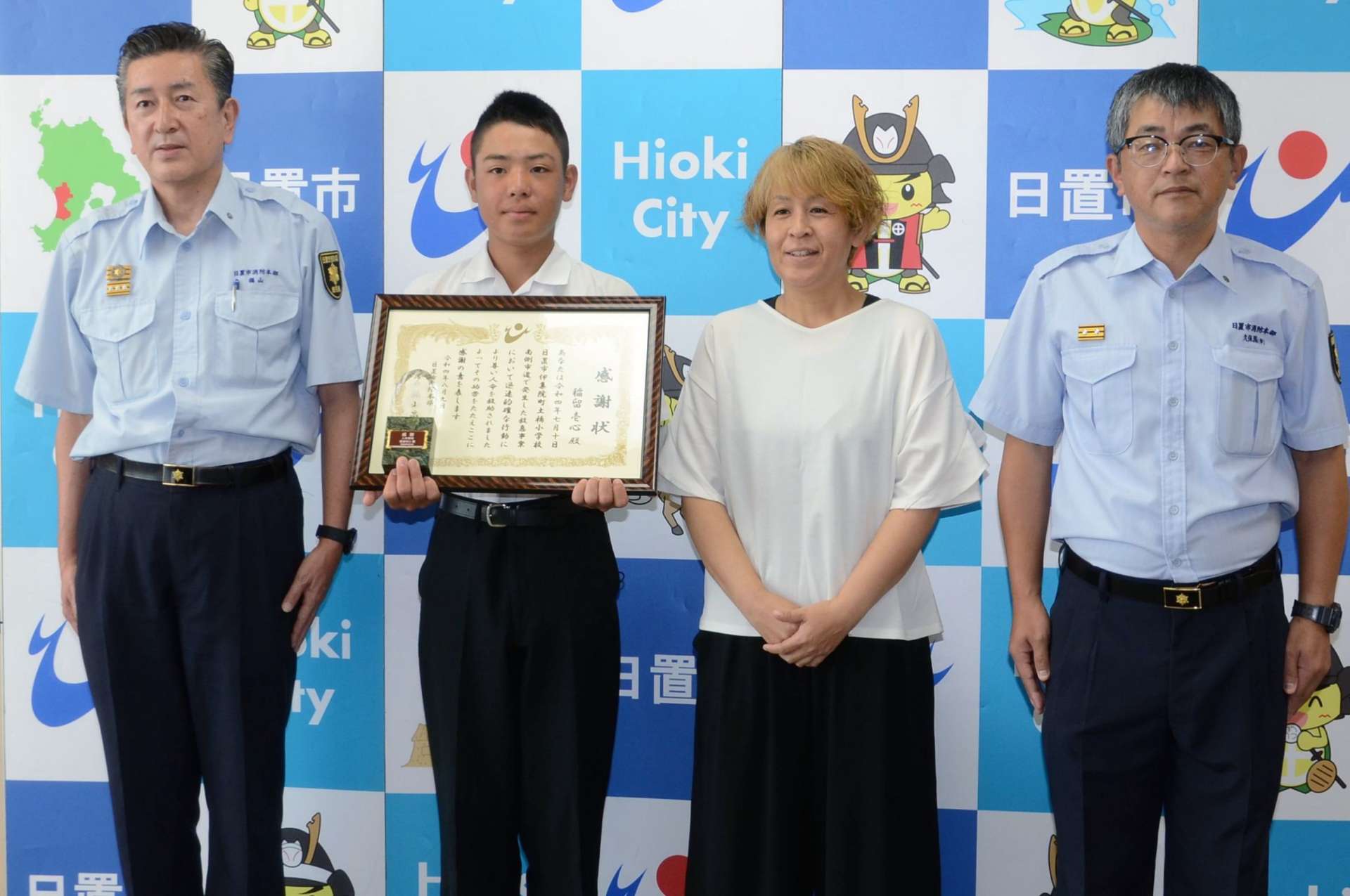 人命救助で表彰された稲留壱心さん（左から２人目）＝日置市役所