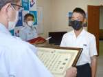 感謝状を渡される稲留壱心さん（右）＝日置市役所