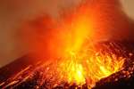 桜島では爆発地震に加え、噴石の飛散か空振などがあれば「爆発」とみなされる＝２０１２年３月、鹿児島市黒神町から
