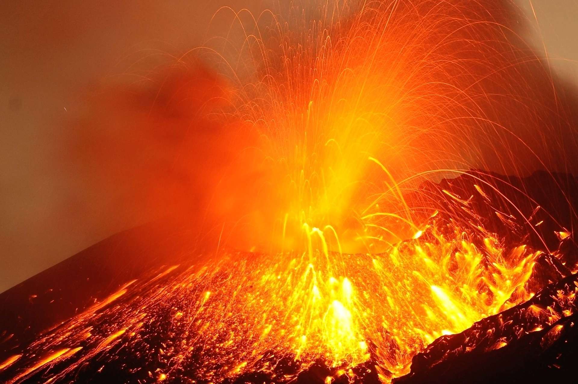 桜島では爆発地震に加え、噴石の飛散か空振などがあれば「爆発」とみなされる＝２０１２年３月、鹿児島市黒神町から