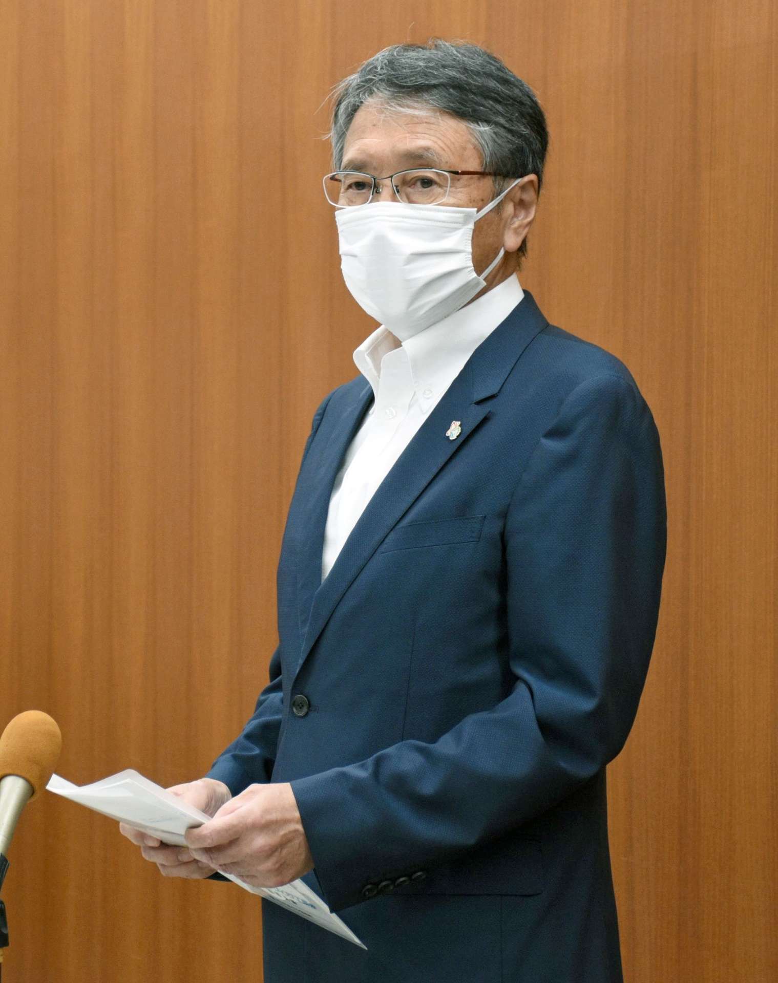 環境影響評価について考えを述べる八板俊輔市長＝西之表市役所