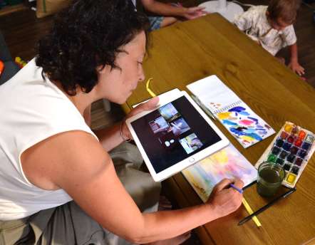 ウクライナの子どもたちに絵を描くコツをオンラインで伝えるルドルフ・ヴィクトリアさん＝鹿児島市