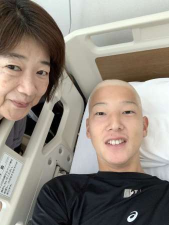 ２度目の入院中、泊まり込みで付き添う母横田まなみさん（左）。つらい治療に耐える慎太郎さんを支えた＝２０２０年１１月２３日