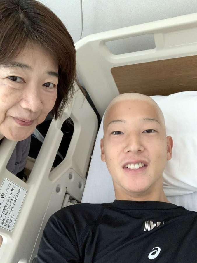 ２度目の入院中、泊まり込みで付き添う母横田まなみさん（左）。つらい治療に耐える慎太郎さんを支えた＝２０２０年１１月２３日