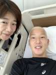 ２度目の入院中、泊まり込みで付き添う母横田まなみさん（左）。つらい治療に耐える慎太郎さんを支えた＝２０２０年１１月２３日