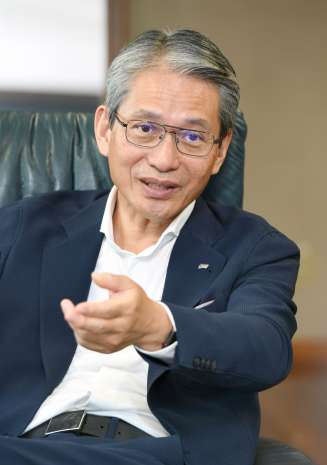 「鹿児島で優秀な人材を採用したい」と語る新日本科学の永田良一会長兼社長＝鹿児島市宮之浦町の新日本科学