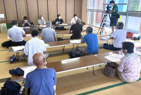 研究者の意見を聞く基地整備計画に反対する市民＝１８日、西之表市民会館