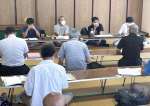 研究者の意見を聞く基地整備計画に反対する市民＝１８日、西之表市民会館