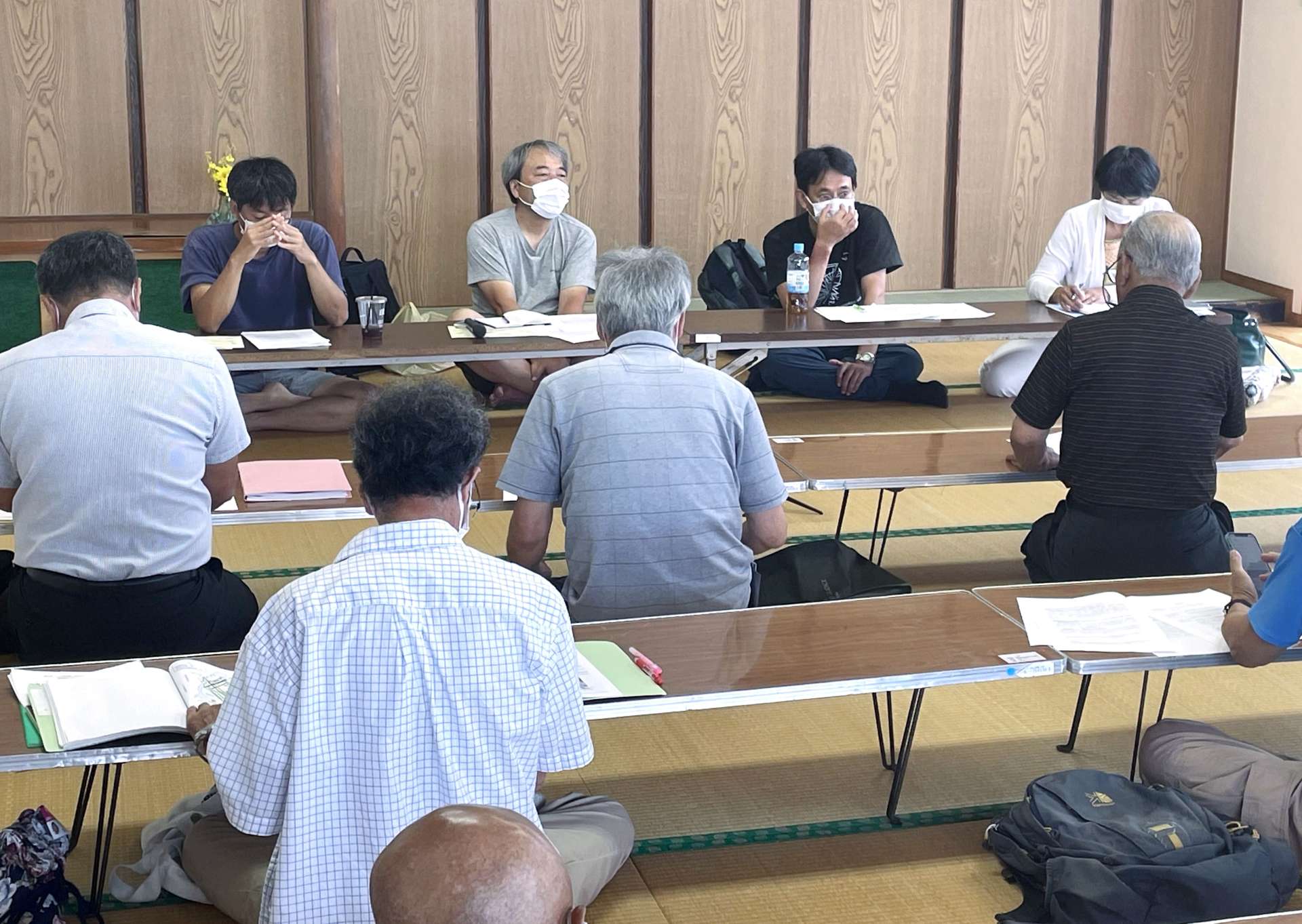 研究者の意見を聞く基地整備計画に反対する市民＝１８日、西之表市民会館