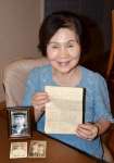 父の加治木優さんからの手紙を手に戦時中の記憶を語る丸野茂子さん