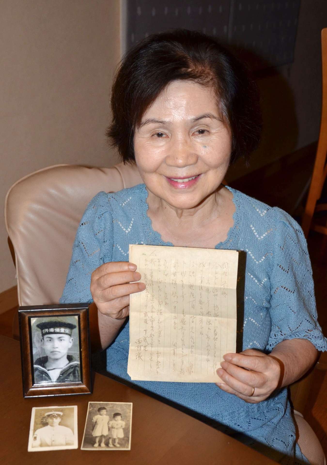 父の加治木優さんからの手紙を手に戦時中の記憶を語る丸野茂子さん