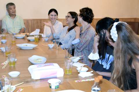 「ワレニキ」の食事会で談笑するウクライナ学生ら＝１７日、姶良市西餅田