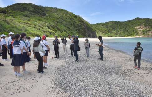 対馬丸の犠牲者が漂着した船越海岸を訪れる小中学生ら＝２０日、宇検村宇検