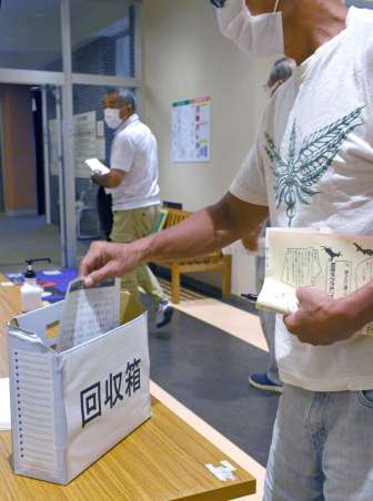 会場入り口に置かれた箱に市長や市への意見、要望を入れる市民＝西之表市民会館