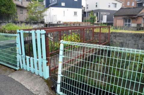 入り口がふさがれた「勝手橋」＝鹿児島市下伊敷３丁目