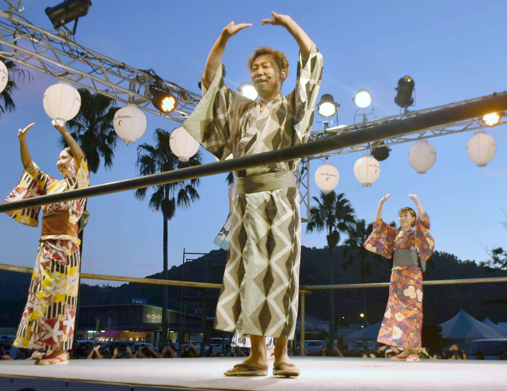 やぐらで盆踊りをするÜSAさん＝南大隅町根占川南のみなと公園