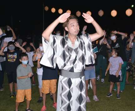 収穫祭で盆踊りをするÜSAさん＝南大隅町根占川南のみなと公園