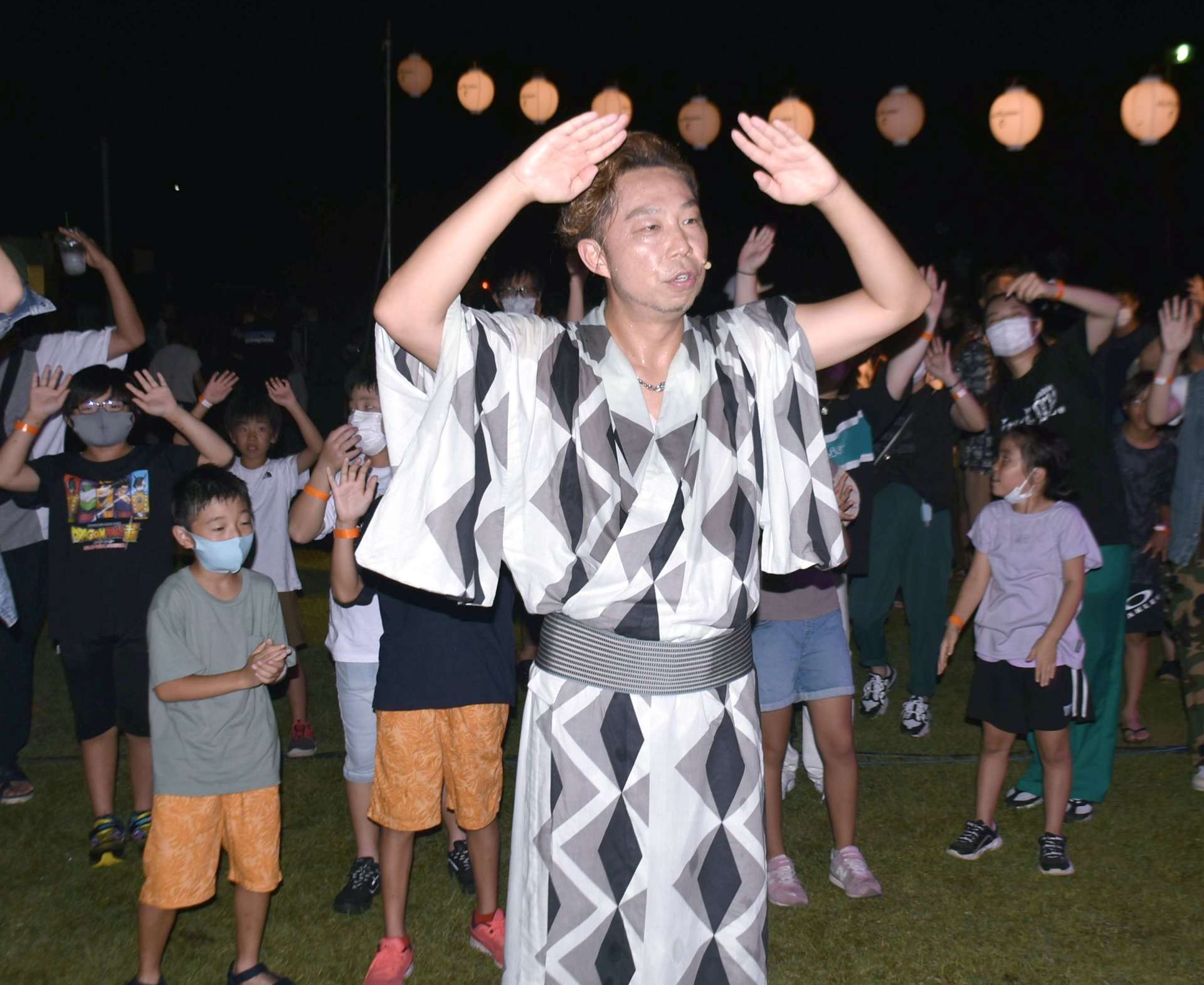 収穫祭で盆踊りをするÜSAさん＝南大隅町根占川南のみなと公園