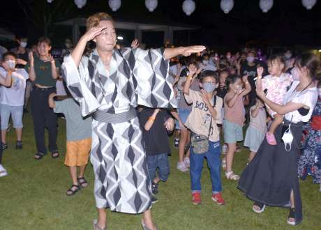 子どもたちと盆踊りをするÜSAさん＝南大隅町根占川南のみなと公園