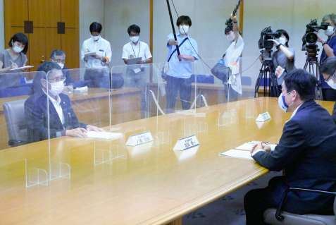 ２５日、馬毛島の基地計画について意見交換する八板俊輔市長（左）と塩田康一知事＝県庁
