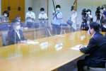 ２５日、馬毛島の基地計画について意見交換する八板俊輔市長（左）と塩田康一知事＝県庁