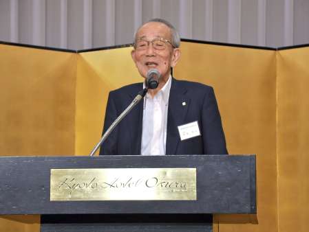 ２０２０年１月、関西鹿児島県人会総連合会新年互礼会であいさつをする稲盛和夫会長＝京都市のホテル
