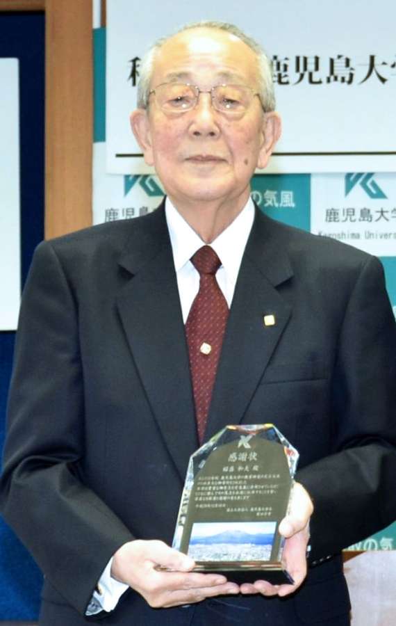 感謝状の盾を手にする稲盛和夫・京セラ名誉会長＝２０１７年１１月、鹿児島市の鹿児島大学