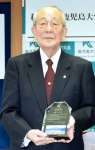 感謝状の盾を手にする稲盛和夫・京セラ名誉会長＝２０１７年１１月、鹿児島市の鹿児島大学