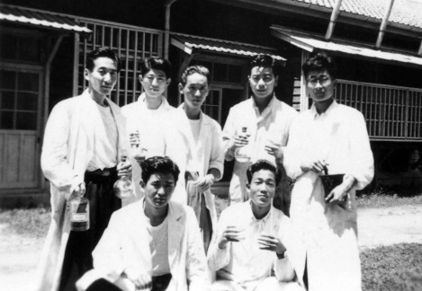 鹿児島大学工学部在学中の稲盛和夫・京セラ名誉会長（前列右）＝１９５２年（京セラ提供）