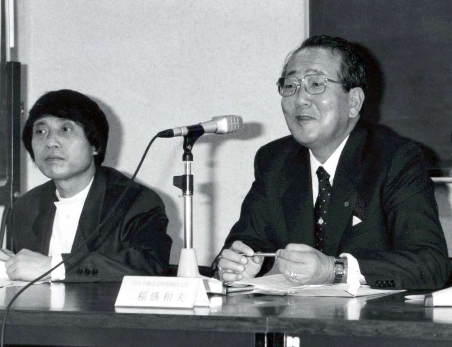 京都賞を受賞した世界的建築家の安藤忠雄さん（左）が設計した、稲盛会館の式典で記者会見する稲盛和夫・京セラ名誉会長＝１９９４年１１月