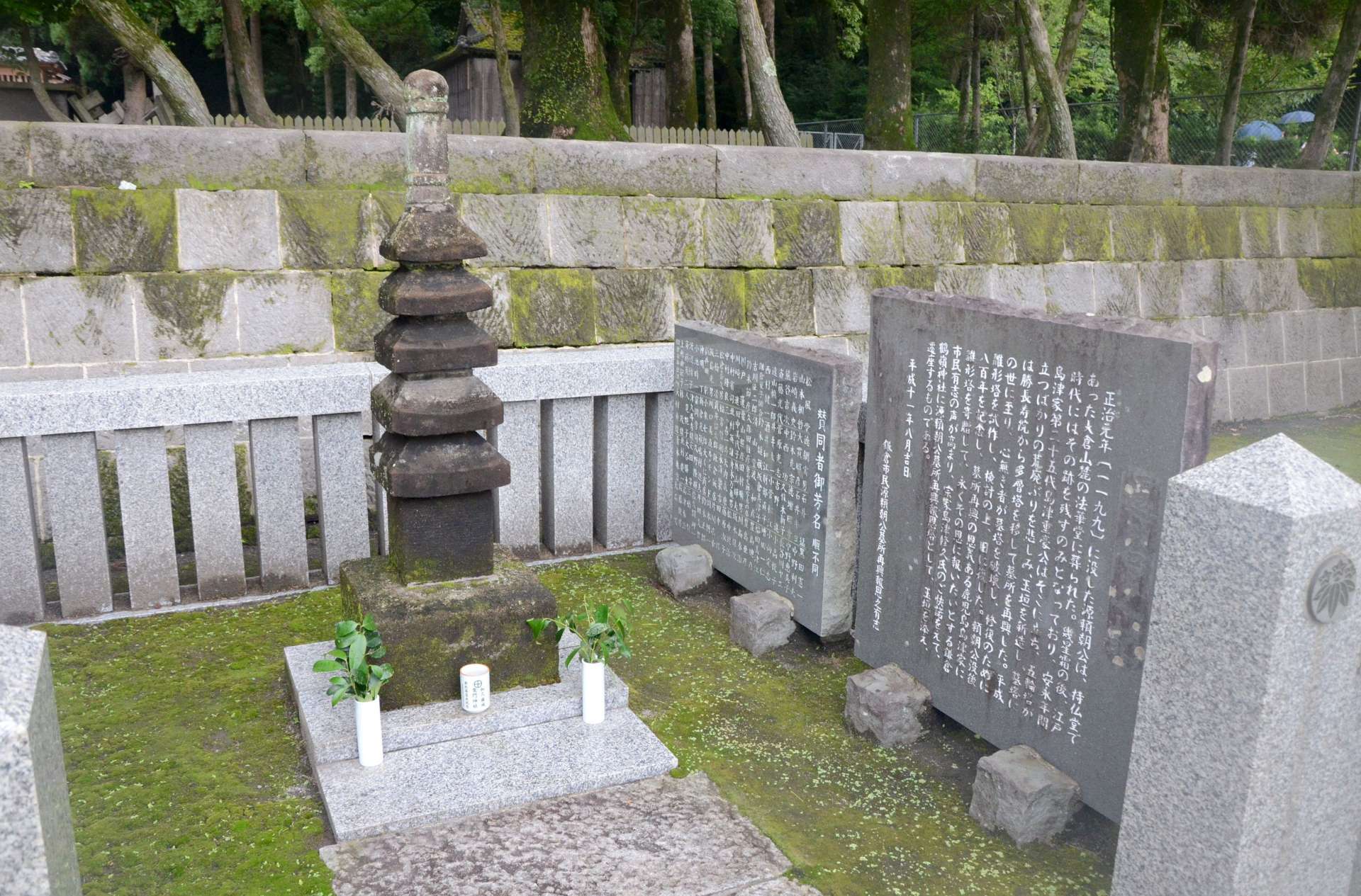 鎌倉市の市民グループから贈られた源頼朝の墓のレプリカ＝鹿児島市吉野町