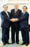 ２０１５年、鹿児島県民栄誉表彰、鹿児島市民栄誉賞を受け、当時の伊藤祐一郎鹿児島県知事（左）、森博幸市長（右）と握手を交わす稲盛和夫氏＝県庁