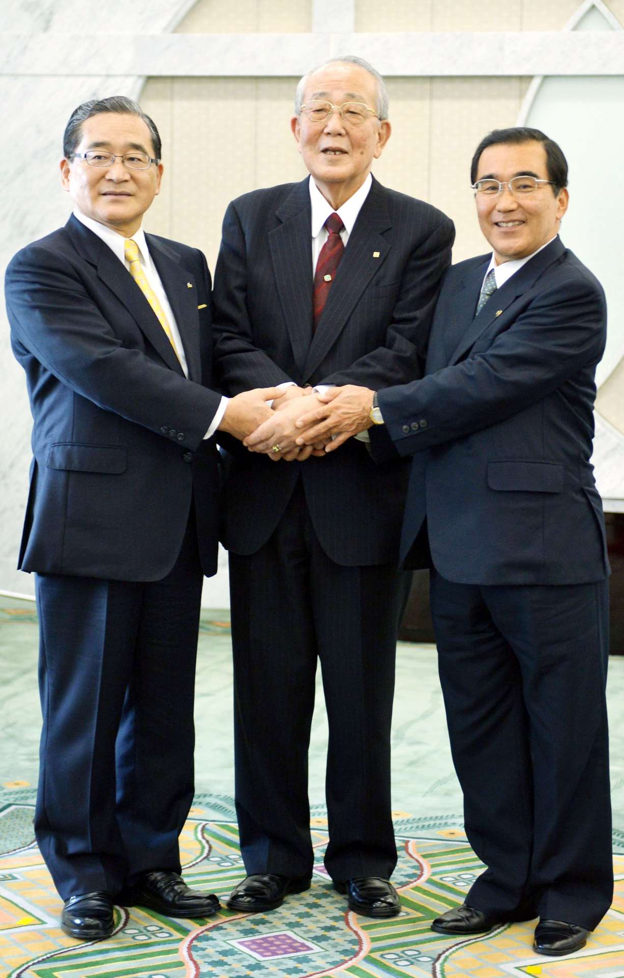 ２０１５年、鹿児島県民栄誉表彰、鹿児島市民栄誉賞を受け、当時の伊藤祐一郎鹿児島県知事（左）、森博幸市長（右）と握手を交わす稲盛和夫氏＝県庁