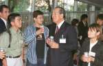 酒を飲み交わし、鹿児島大学の学生らと交流する稲盛和夫・京セラ名誉会長。「チャレンジには忍耐、努力が必要」と説く＝２００１年１０月