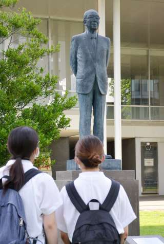 鹿児島大学にある稲盛和夫さんの立像＝３１日、鹿児島市
