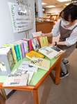 閲覧室に設けられた稲盛和夫さんの著作コーナー＝鹿児島市の県立図書館