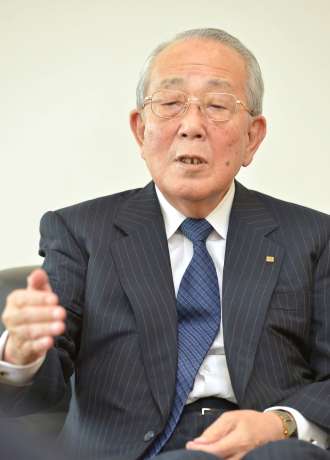 ２０１５年７月、「清廉な心の政治家を選んで」と若者に呼び掛ける稲盛和夫・京セラ名誉会長＝京都市伏見区