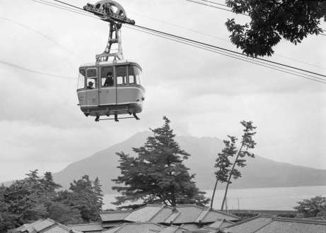 錦江湾を一望できるロープウェー。磯山遊園地と磯庭園を結んでいた＝１９６０年