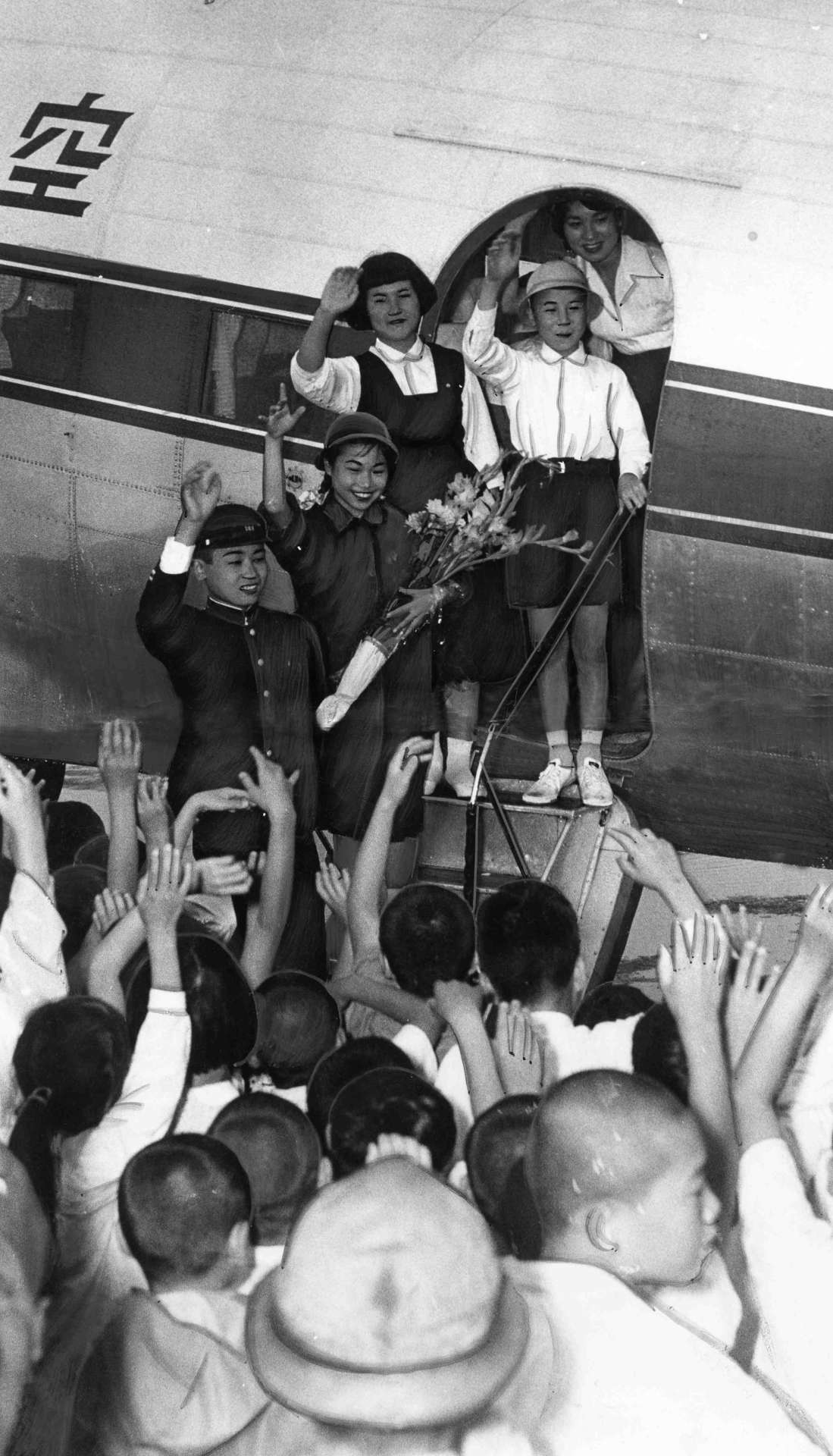 鹿児島空港開港記念で大阪へ向かう「薩摩号」。タラップに立つ児童使節団は南日本新聞社が招待した県内の小学生と中学生の４人＝１９５７年