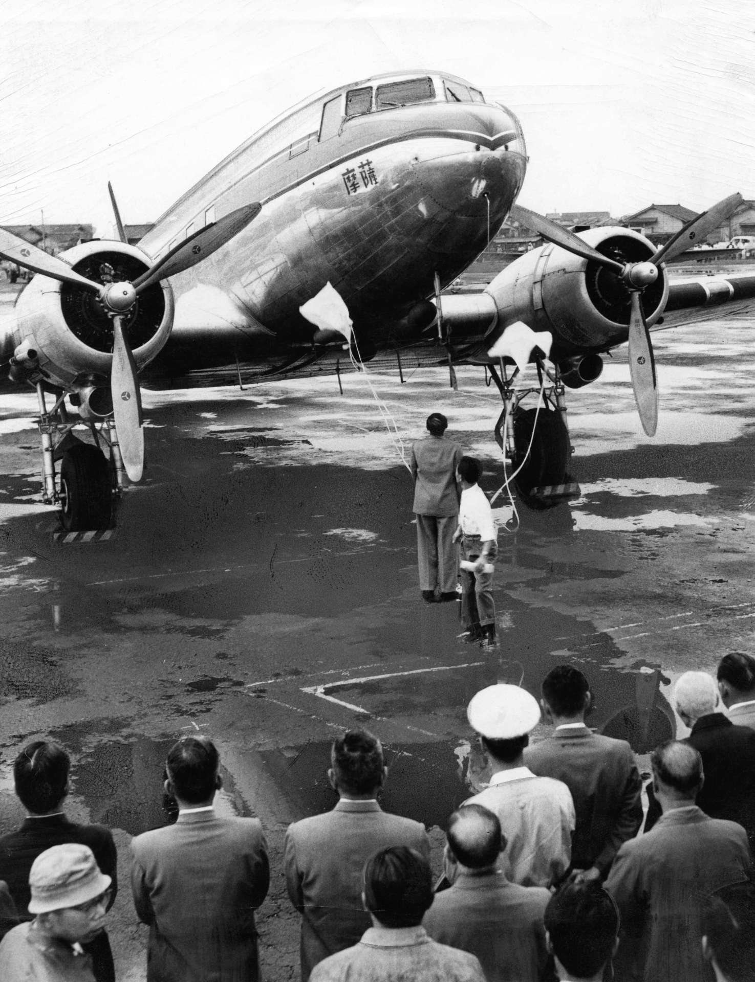 鹿児島空港開港に先立ち行われた大阪－鹿児島定期便ＤＣ３型双発機「薩摩号」の命名式＝１９５７年