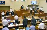 議場で黙とうする市議ら＝薩摩川内市議会