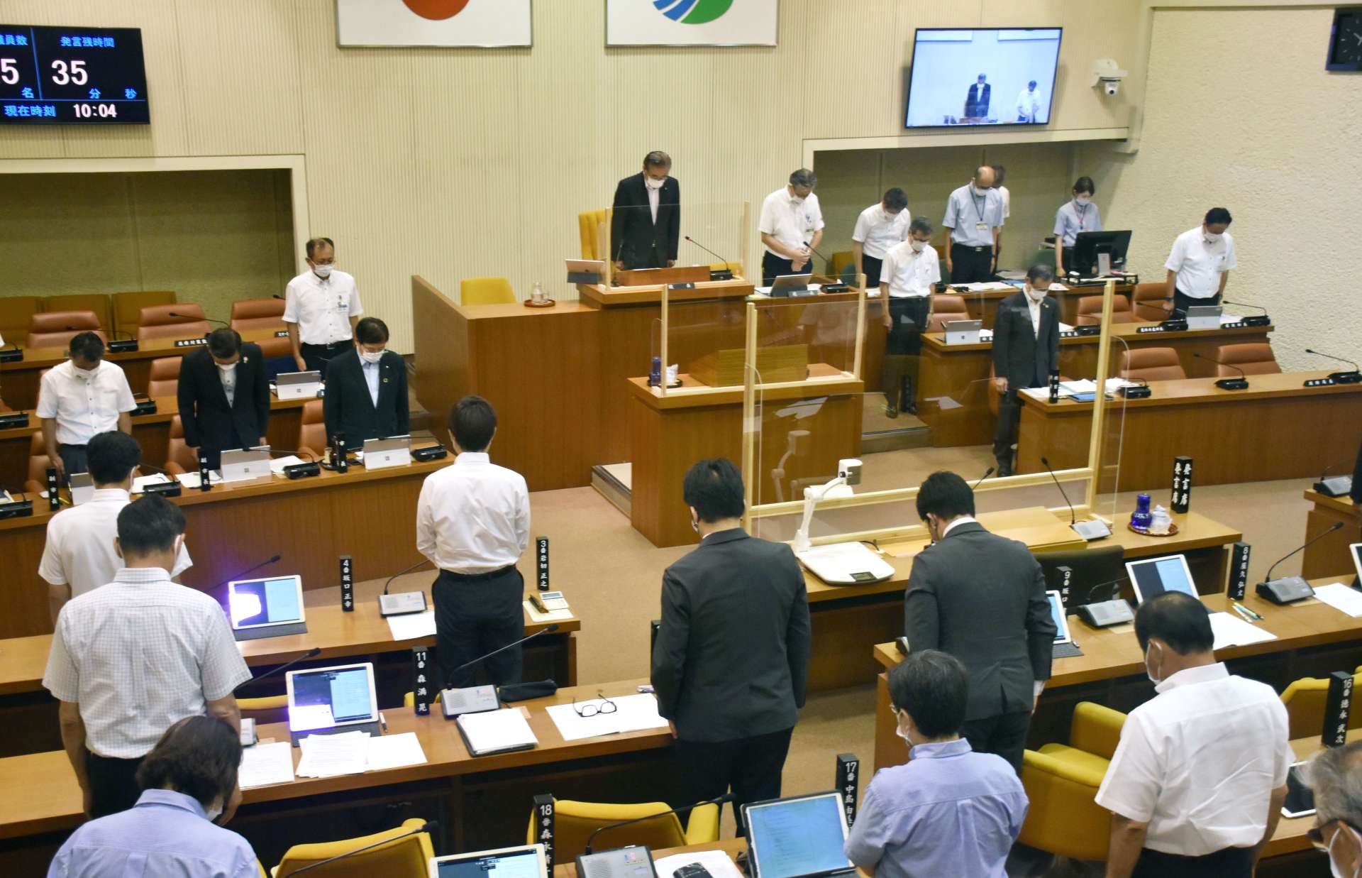 議場で黙とうする市議ら＝薩摩川内市議会