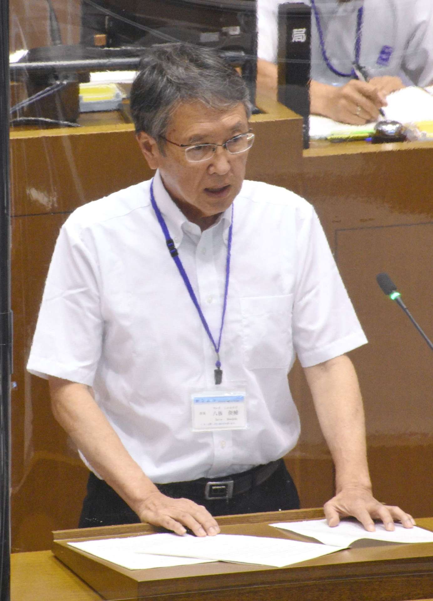 西之表市馬毛島への自衛隊基地整備計画について考えを述べる八板俊輔市長＝２日午前、同市議会
