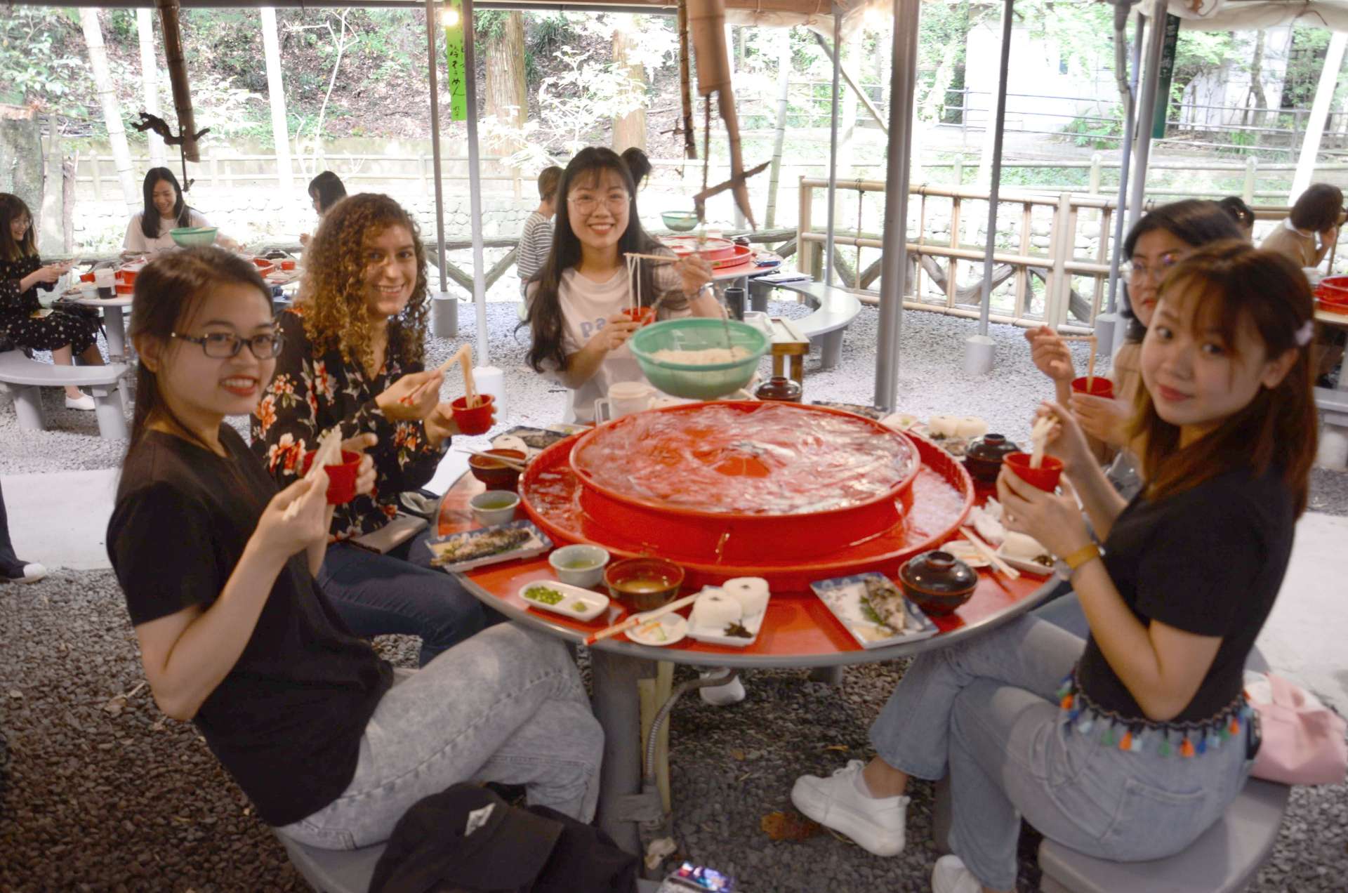 慈眼寺そうめん流し＝鹿児島市下福元町＝で、そうめん流しを楽しむ人（資料写真）