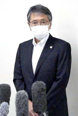 所信表明後、記者会見する八板俊輔西之表市長＝２日、同市役所