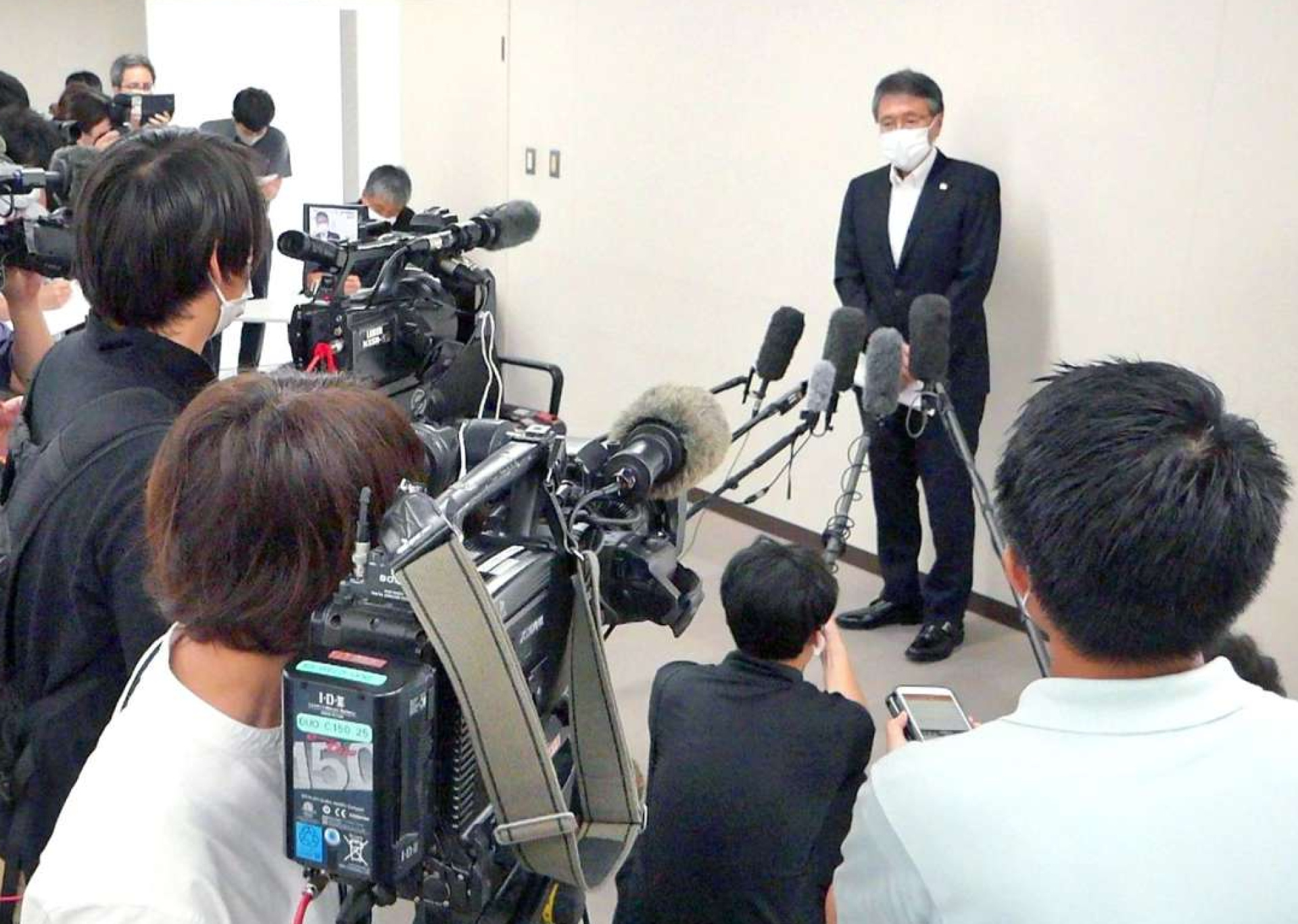 所信表明後、記者会見する八板俊輔西之表市長＝２日、同市役所