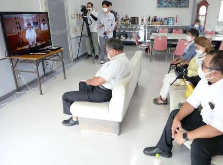 八板俊輔市長の所信表明を傍聴する市民ら＝２日、西之表市役所