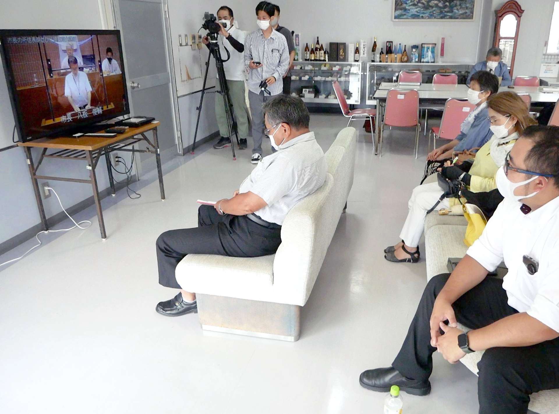 八板俊輔市長の所信表明を傍聴する市民ら＝２日、西之表市役所