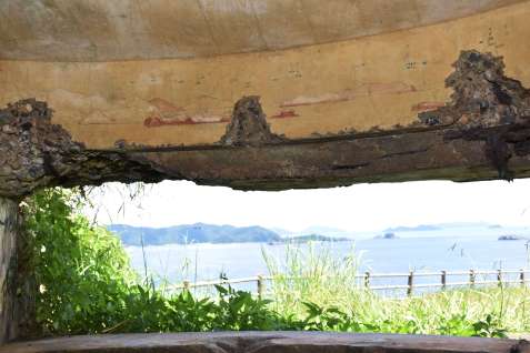 観測所内部。窓から見える島と名前、距離などを壁面に記している＝瀬戸内町西古見