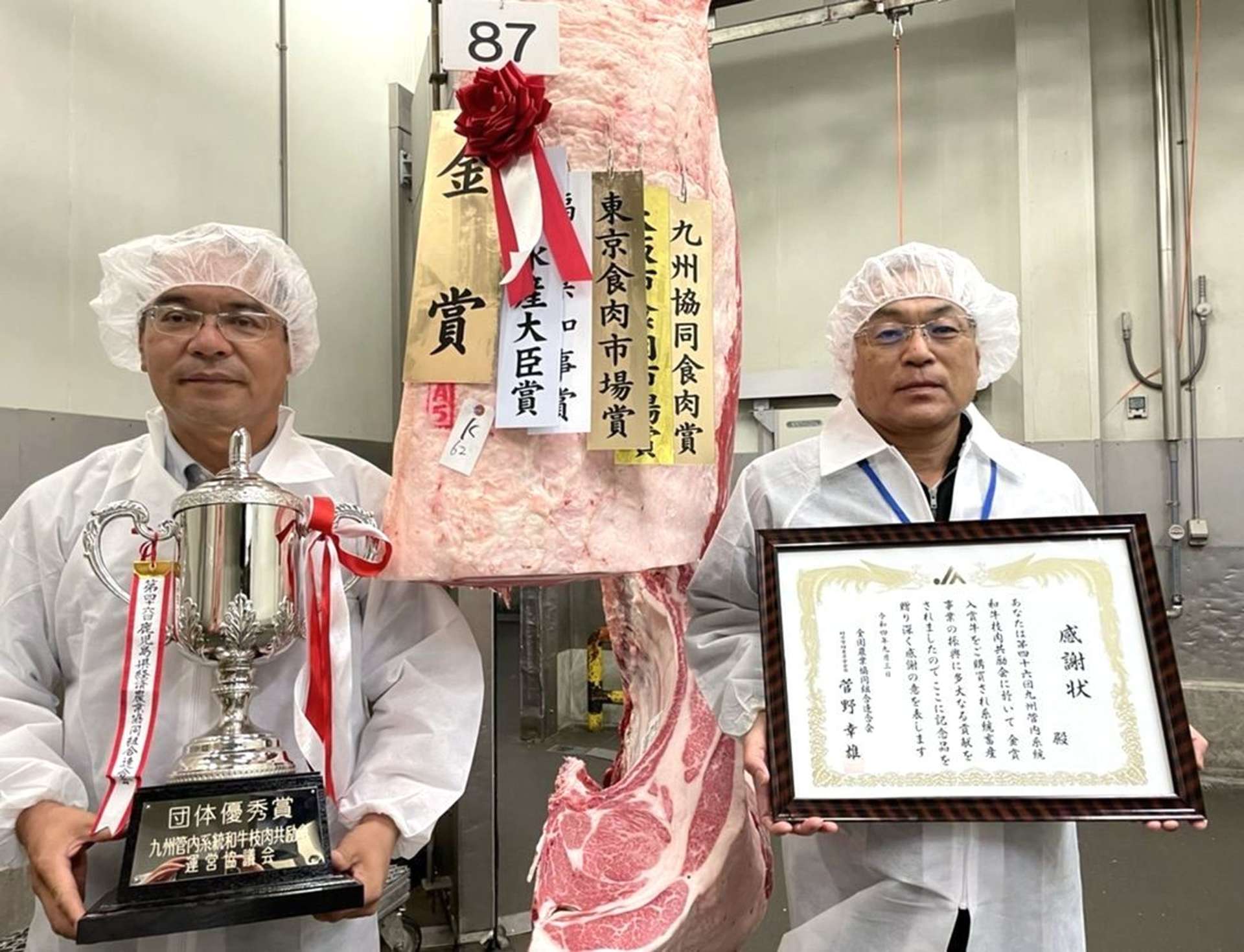 団体賞の優勝カップを手にする鹿児島県関係者＝福岡県太宰府市（ＪＡ鹿児島県経済連提供）